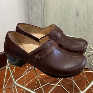 Dansko Solstice Brown Leather Clogs with button  EUR 41 Women